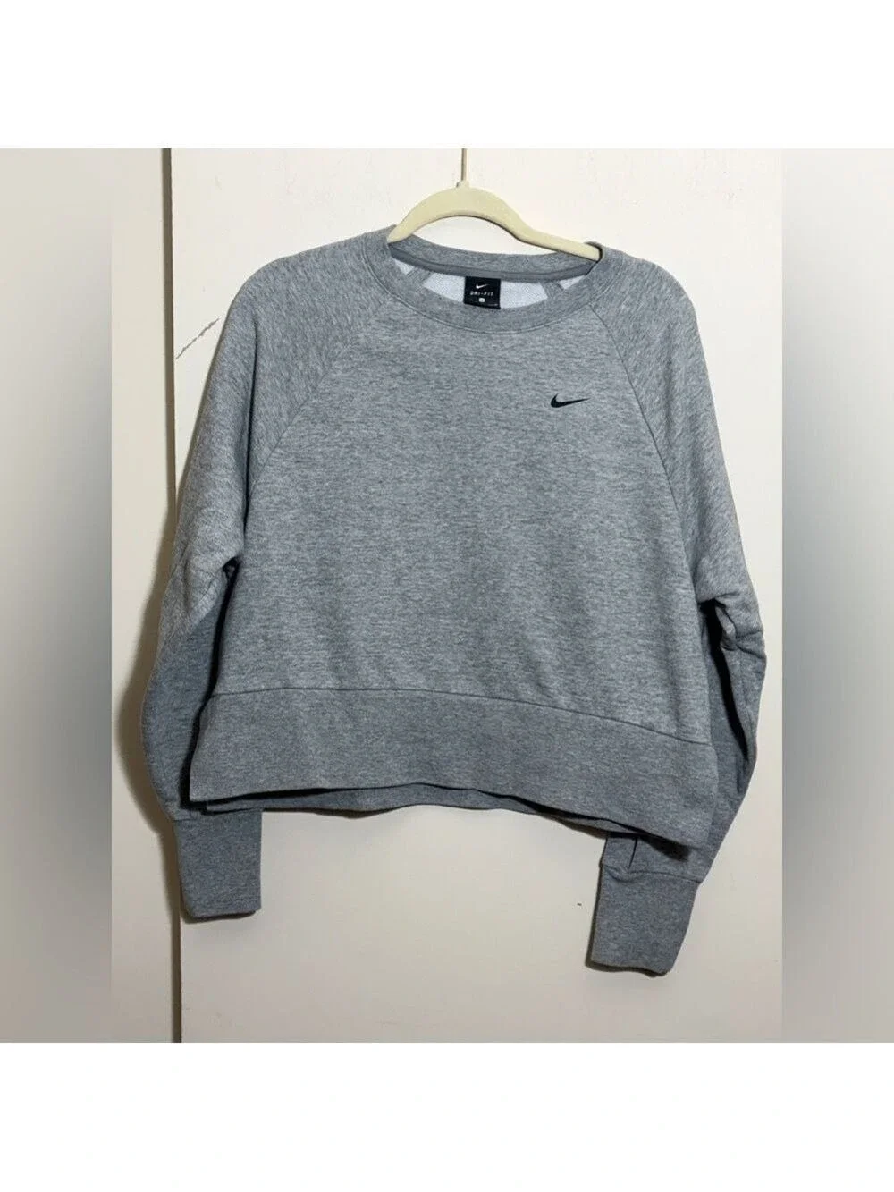 Nike Versa Dri-FIT Cropped Training Crewneck Sweatshirt Medium Heather Gray Pull
